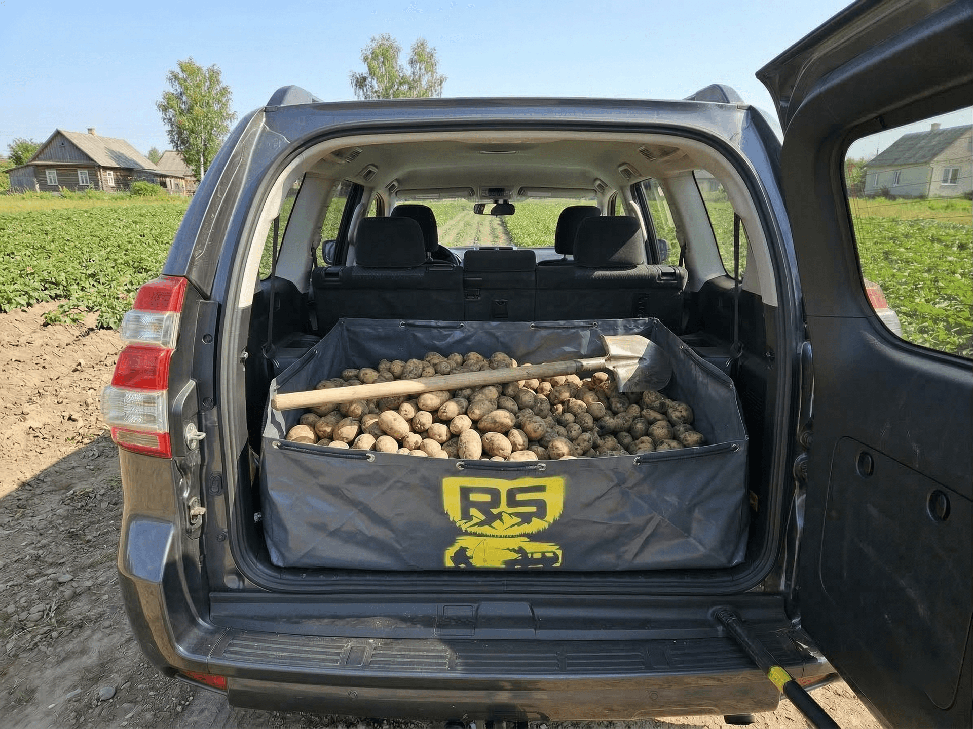 Сумка RS HUNT с урожаем картофеля в багажнике